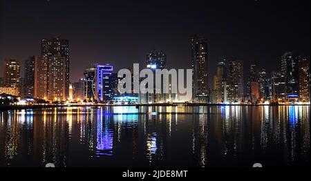 Sharjah, Émirats Arabes Unis 24 février 2020 : la nuit, les bâtiments de la ville et les avenues de la ville de Sharjah Banque D'Images