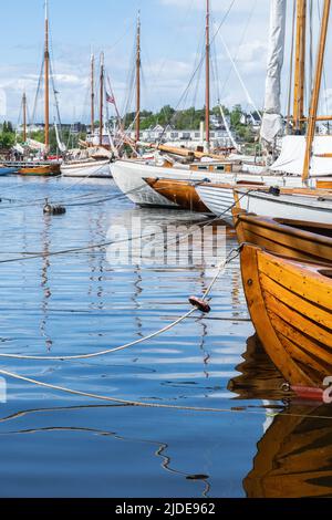 Bateaux en bois amarrés dans le port de Fredrikstad, Norvège. Banque D'Images