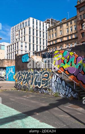 dh Graffiti RIVER CLYDE GLASGOW artiste de rue coloré peinture art mural Ecosse Banque D'Images