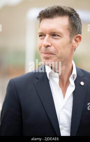 Paris, France, 20 juin 2022, la République en marche (LREM) membre du parti et député français pour la circonscription 5th des résidents français outre-mer Stéphane Vojetta arrive à l'Assemblée nationale française, à Paris, le 20 juin 2022, un jour après les élections législatives. Photo par ELIOT BLONDT /ABACAPRESS.COM Banque D'Images