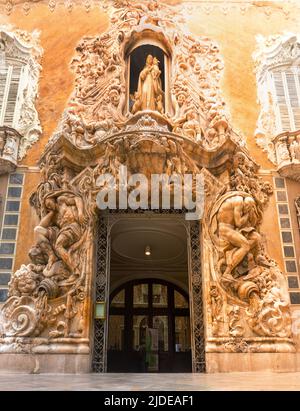 Valence, Espagne. 15 mars 2022 - porte principale du Marquis de dos Aguas Palais, bâtiment du musée national de la céramique. Sculptures d'albâtre, le WO Banque D'Images