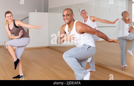 Danseur latino-américain pratiquant la chorégraphie synchrone avec le groupe Banque D'Images