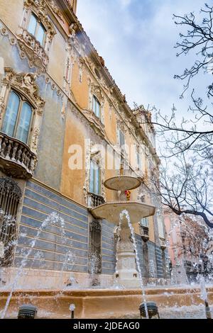 Valence, Espagne. 15 mars 2022 - Fontaine et façade latérale, à partir de 1740, du Palais du Marquis de dos Aguas, qui abrite la céramique nationale M. Banque D'Images