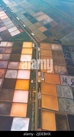 Vue aérienne des fermes salines dans la province de Phetchaburi, Thaïlande Banque D'Images