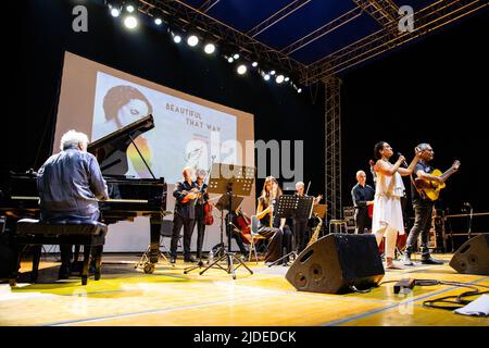 Arona Italie. 18 juin 2022. Le chanteur-compositeur israélien et acftiviste des droits de l'homme Achinoam Nini aussi connu professionnellement sous le nom de NOA avec la participation extraordinaire du vainqueur de l'Oscar NICOLA PIOVANI se produit en direct sur scène au Parco della Rocca Borromea lors du 'Festival de l'Arca di Noa 2022'. Banque D'Images