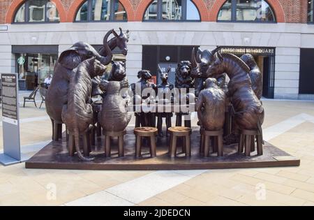 Londres, Angleterre, Royaume-Uni. 20th juin 2022. Une nouvelle œuvre d'art publique créée par les artistes Gillie et Marc, intitulée The Wild Table of Love, a été dévoilée sur la place Paternoster, à côté de la cathédrale Saint-Paul. Cette sculpture en bronze présente 10 espèces menacées en train de profiter d'un banquet. L'œuvre en bronze vise à sensibiliser, financer et soutenir les animaux en danger dans le monde entier, et comprend deux sièges vides invitant les gens à prendre place avec les animaux. (Image de crédit : © Vuk Valcic/ZUMA Press Wire) Banque D'Images