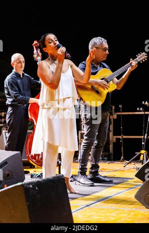 Arona Italie. 18 juin 2022. Le chanteur-compositeur israélien et acftiviste des droits de l'homme Achinoam Nini aussi connu professionnellement sous le nom de NOA avec la participation extraordinaire du vainqueur de l'Oscar NICOLA PIOVANI se produit en direct sur scène au Parco della Rocca Borromea lors du 'Festival de l'Arca di Noa 2022'. Banque D'Images