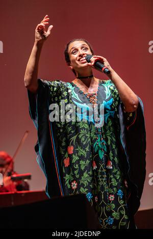 Arona Italie. 18 juin 2022. Le chanteur-compositeur israélien et acftiviste des droits de l'homme Achinoam Nini aussi connu professionnellement sous le nom de NOA avec la participation extraordinaire du vainqueur de l'Oscar NICOLA PIOVANI se produit en direct sur scène au Parco della Rocca Borromea lors du 'Festival de l'Arca di Noa 2022'. Banque D'Images