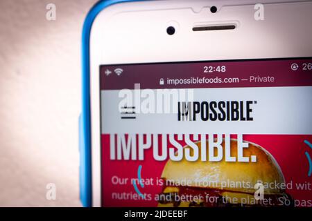 Kumamoto, JAPON - Fév 14 2022 : site Internet d'Impossible Foods inc, une société développe des substituts végétaux pour les produits de viande, sur iPhone d'humeur sombre Banque D'Images