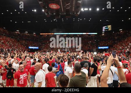 Milan, Italie. 18th juin 2022. Italie, Milan, juin 18 2022: Les fans entrent dans le champ pour célébrer le titre à la fin du match de basket-ball A|X Armani Exchange Milan vs Virtus Bologna, finale game6 LBA 2021-2022 au Forum de Mediolanum (photo de Fabrizio Andrea Bertani/Pacific Press) crédit: Pacific Press Media production Corp./Alay Live News Banque D'Images