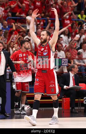 Milan, Italie. 18th juin 2022. Italie, Milan, juin 18 2022: Célébration du titre de Sergio Rodriguez (Armani Guard) dans le 4th trimestre pendant le match de basket-ball A|X Armani Exchange Milan vs Virtus Bologna, finale game6 LBA 2021-2022 au Forum de Mediolanum (photo de Fabrizio Andrea Bertani/Pacific Press) crédit: Pacific Press Media production Corp./Alay Live News Banque D'Images