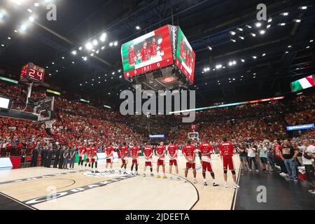 Milan, Italie. 18th juin 2022. Italie, Milan, juin 18 2022: Hymne italien avant le lancement pendant le match de basket-ball A|X Armani Exchange Milan vs Virtus Bologna, finale game6 LBA 2021-2022 au Forum de Mediolanum (photo de Fabrizio Andrea Bertani/Pacific Press) crédit: Pacific Press Media production Corp./Alay Live News Banque D'Images