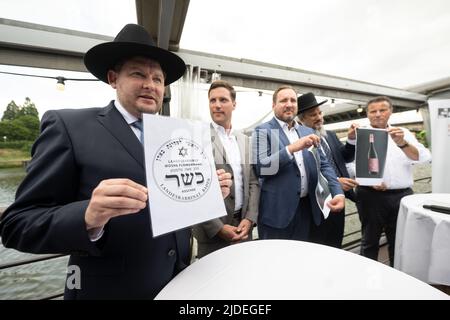 20 juin 2022, Bade-Wurtemberg, Stuttgart: Rabbi Moshe Flomenmann (l-r), Manuel Hagel, président du groupe parlementaire CDU du Parlement de l'État du Bade-Württemberg, Simon Bachmann de la cave de vinification d'État Weinsberg, Rabbi Pushkin Jehuda, et Peter Hauk (CDU), ministre de l'Agriculture de Baden-Württemberg, assistent à la présentation du vin kosottemberg. Le groupe parlementaire CDU du Parlement de l'État a lancé le projet "vin casher" avec le domaine viticole de Weinsberg, le ministère de l'Agriculture et les rabbins de Baden et Württemberg. A l'avenir, VINES sur sélectionné Banque D'Images