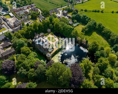 Le château de Caverswall et le chemin de fer Foxfield Heritage Aerial Drone de l'Air Stoke-on-Trent Banque D'Images