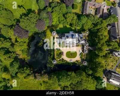 Le château de Caverswall et le chemin de fer Foxfield Heritage Aerial Drone de l'Air Stoke-on-Trent Banque D'Images