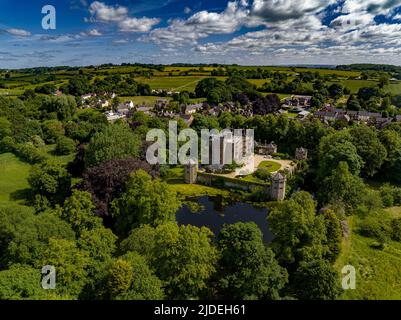 Le château de Caverswall et le chemin de fer Foxfield Heritage Aerial Drone de l'Air Stoke-on-Trent Banque D'Images