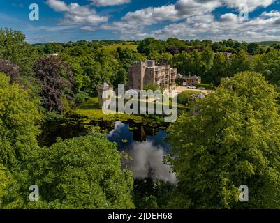 Le château de Caverswall et le chemin de fer Foxfield Heritage Aerial Drone de l'Air Stoke-on-Trent Banque D'Images