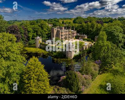 Le château de Caverswall et le chemin de fer Foxfield Heritage Aerial Drone de l'Air Stoke-on-Trent Banque D'Images