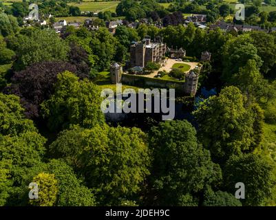 Le château de Caverswall et le chemin de fer Foxfield Heritage Aerial Drone de l'Air Stoke-on-Trent Banque D'Images