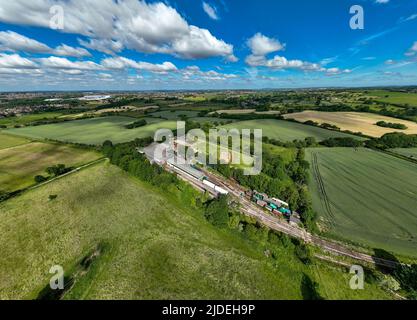 Le château de Caverswall et le chemin de fer Foxfield Heritage Aerial Drone de l'Air Stoke-on-Trent Banque D'Images