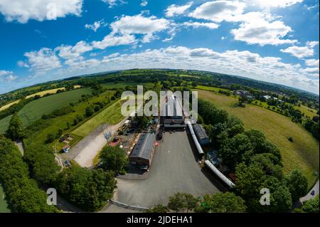 Le château de Caverswall et le chemin de fer Foxfield Heritage Aerial Drone de l'Air Stoke-on-Trent Banque D'Images