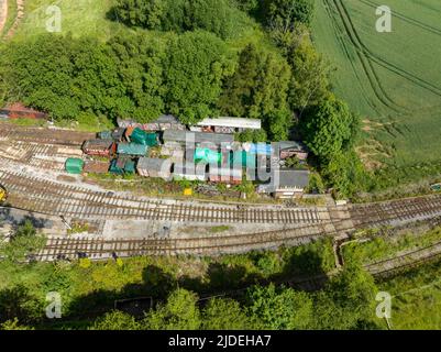 Le château de Caverswall et le chemin de fer Foxfield Heritage Aerial Drone de l'Air Stoke-on-Trent Banque D'Images