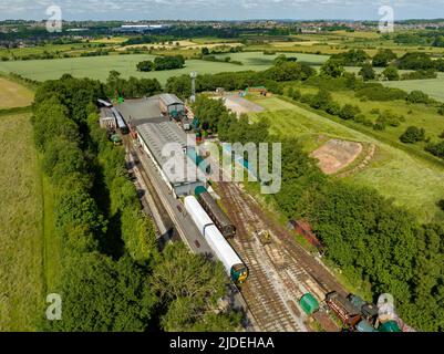 Le château de Caverswall et le chemin de fer Foxfield Heritage Aerial Drone de l'Air Stoke-on-Trent Banque D'Images