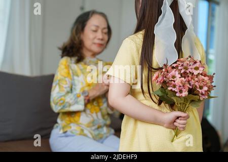 Portrait asiatique, grand-mère et petite-fille qui font des activités de loisirs et se embrassant pour montrer leur amour et de soin les uns pour les autres Banque D'Images