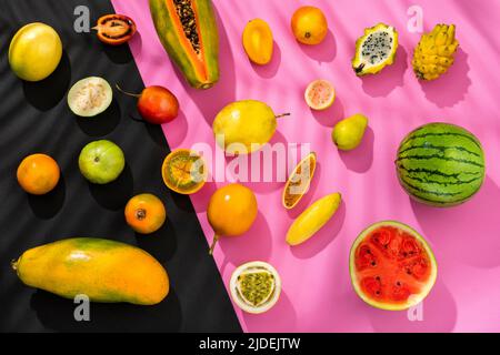 Variété de fruits tropicaux frais et mûrs Banque D'Images