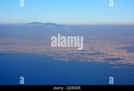 Vue aérienne de certaines parties d'Athènes et des montagnes environnantes à travers la brume matinale, pendant l'approche de l'atterrissage Banque D'Images