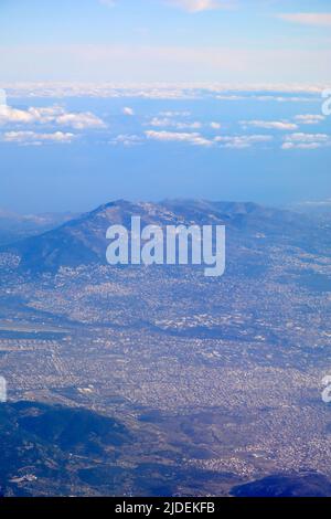 Vue aérienne de certaines parties d'Athènes et des montagnes environnantes, lors de l'approche pour l'atterrissage en début de matinée Banque D'Images