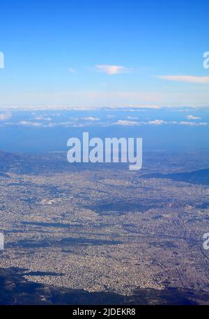 Vue aérienne de certaines parties d'Athènes et des montagnes environnantes, lors de l'approche pour l'atterrissage en début de matinée Banque D'Images