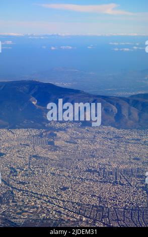 Vue aérienne de certaines parties d'Athènes et des montagnes environnantes, lors de l'approche pour l'atterrissage en début de matinée Banque D'Images