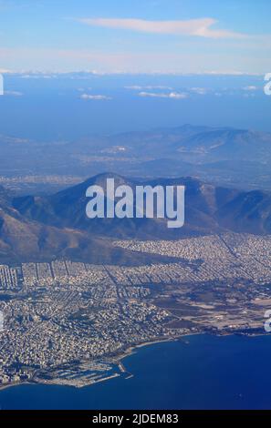 Vue aérienne de certaines parties d'Athènes, des montagnes environnantes et de la côte, lors de l'approche pour l'atterrissage en début de matinée Banque D'Images