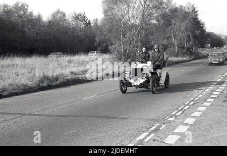 1980, historique, deux concurrents masculins dans le rallye de voitures de vétéran, Londres à Brighton. La voiture à toit ouvert possède la plaque d'immatriculation PX 2. Banque D'Images