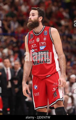 Milan, Italie. 18th juin 2022. Italie, Milan, juin 18 2022: Luigi Datome (Armani forward) dans le fond en 2nd trimestre pendant le match de basket-ball A|X Armani Exchange Milan vs Virtus Bologna, final game6 LBA 2021-2022 au Forum de Mediolanum (Credit image: © Fabrizio Andrea Bertani/Pacific Press via ZUMA Press Wire) Banque D'Images