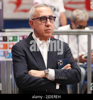 Milan, Italie. 18th juin 2022. Italie, Milan, juin 18 2022: Christos Stavropoulos (directeur général Armani) pendant le match de basket-ball A|X Armani Exchange Milan vs Virtus Bologna, finale game6 LBA 2021-2022 au Forum de Mediolanum (Credit image: © Fabrizio Andrea Bertani/Pacific Press via ZUMA Press Wire) Banque D'Images