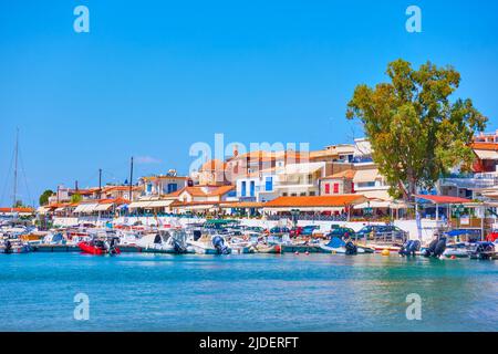 Perdika, Grèce - 14 septembre 2019: Front de mer dans le village de pêcheurs de Perdika sur l'île d'Aegina Banque D'Images