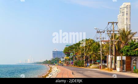 Pattaya, Thaïlande - 8 décembre 2009: Vue de seulement patrly développé Plage Jomtien en 2009 yaer Banque D'Images