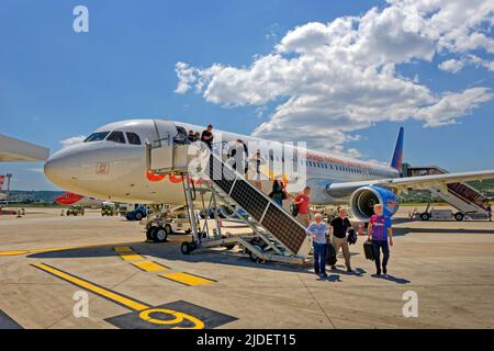 Les passagers qui s'en prennent à l'avion ont été exploités par Jet2 jours fériés et Jet2.com. Banque D'Images