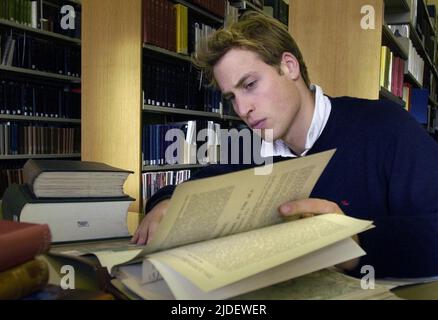 Photo du dossier datée du 15/11/2004, de Prince William étudie dans la bibliothèque principale de l'université, à St Andrews, où il est étudiant. Le duc de Cambridge célèbre mardi son anniversaire de 40th. Date de publication : lundi 20 juin 2022. Banque D'Images