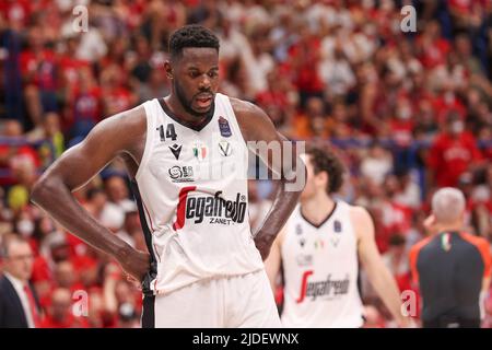Milan, Italie. 18th juin 2022. Italie, Milan, juin 18 2022: Mouhammadou Jaiteh (Virtus centre #14) pendant le match de basket-ball A|X Armani Exchange Milan vs Virtus Bologna, final game6 LBA 2021-2022 au Forum de Mediolanum (Credit image: © Fabrizio Andrea Bertani/Pacific Press via ZUMA Press Wire) Banque D'Images