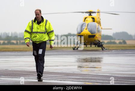 Photo du dossier datée du 13/7/2015 du duc de Cambridge alors qu'il commence son nouveau travail avec l'Ambulance aérienne d'East Anglian (EAAA) à l'aéroport de Cambridge. Le duc de Cambridge célèbre mardi son anniversaire de 40th. Date de publication : lundi 20 juin 2022. Banque D'Images