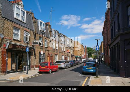 Maisons victoriennes en terrasse sur Fordham Street, Whitechapel, au cœur de l'East End de Londres, en Grande-Bretagne Banque D'Images