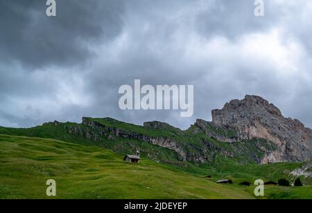 Petite chapelle sur une colline dans les célèbres dolomites - Tyrol du Sud Banque D'Images