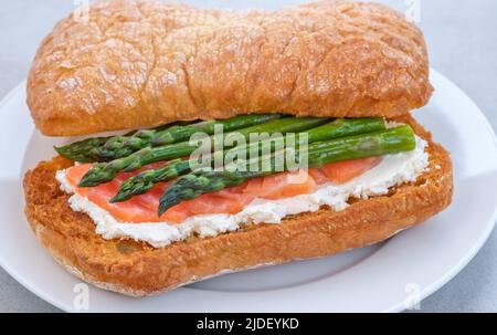 Sandwich Ciabatta avec fromage à la crème, saumon et asperges Banque D'Images