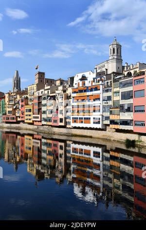 Maisons colorées se reflétant sur la rivière Onyar à Gérone, Catalogne, Espagne Banque D'Images