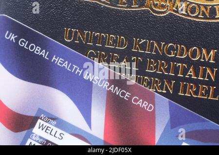 Carte d'assurance santé mondiale post-Brexit au Royaume-Uni avec passeport britannique noir bleu de style ancien récemment émis. Banque D'Images