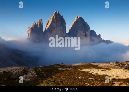 Soleil et nuages au lever du soleil. Les montagnes Tre Cime di Lavaredo (Drei Zinnen) dans les Dolomites Sexten. Alpes italiennes. Europe. Banque D'Images