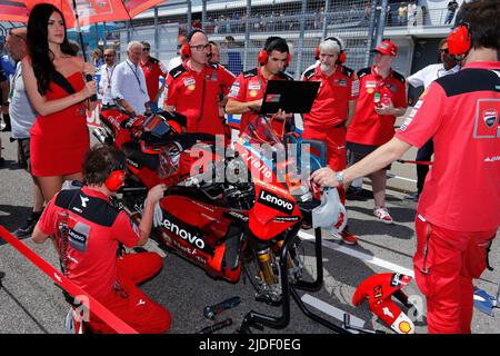 Hohenstein Ernstthal, Allemagne. 19 juin 2022. MotoGP Liqui Moly Motorrad Grand Prix Deutschland au circuit Sachsenring, Hohenstein-Ernstthal, Allemagne. Photo : l'équipe Ducati Lenovo sur la grille Banque D'Images